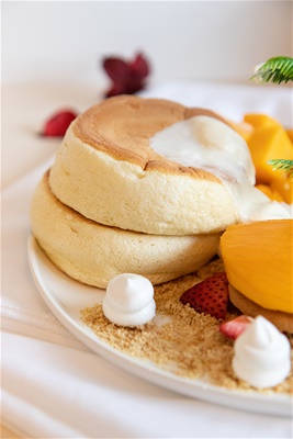 芒果波拉波拉舒芙蕾鬆餅<br>[ Mango Bora Bora Soufflé Pancake ]