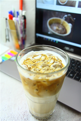 焦糖拿鐵 (熱/冰) <br>[ Caramel Latte ]